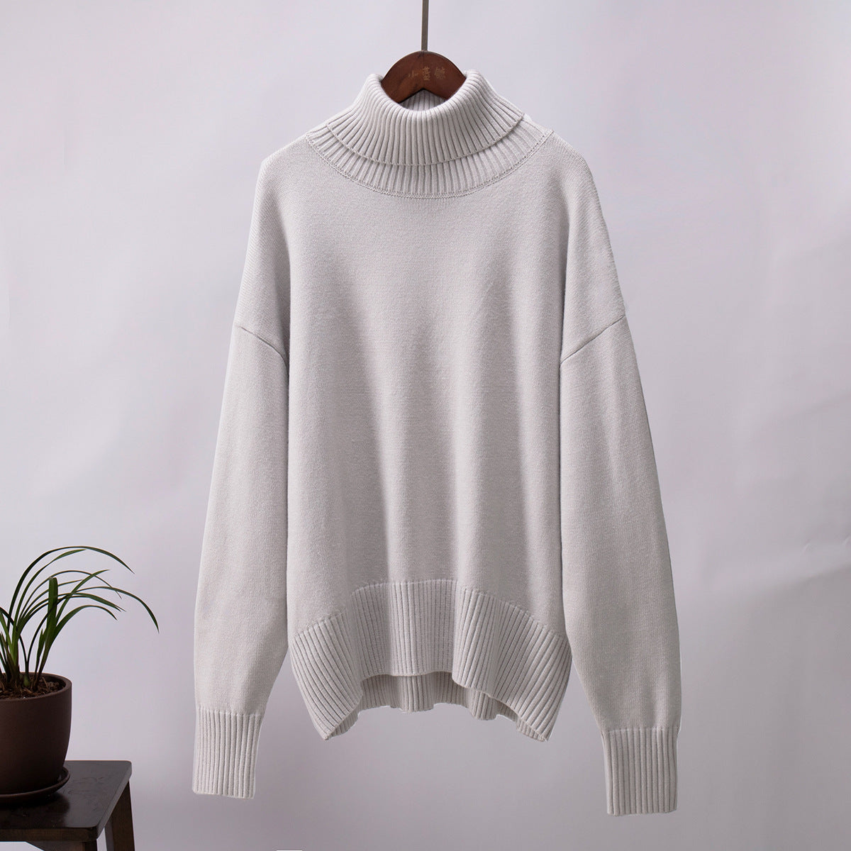 Pull col roulé uni féminin, à la mode et tout assorti.