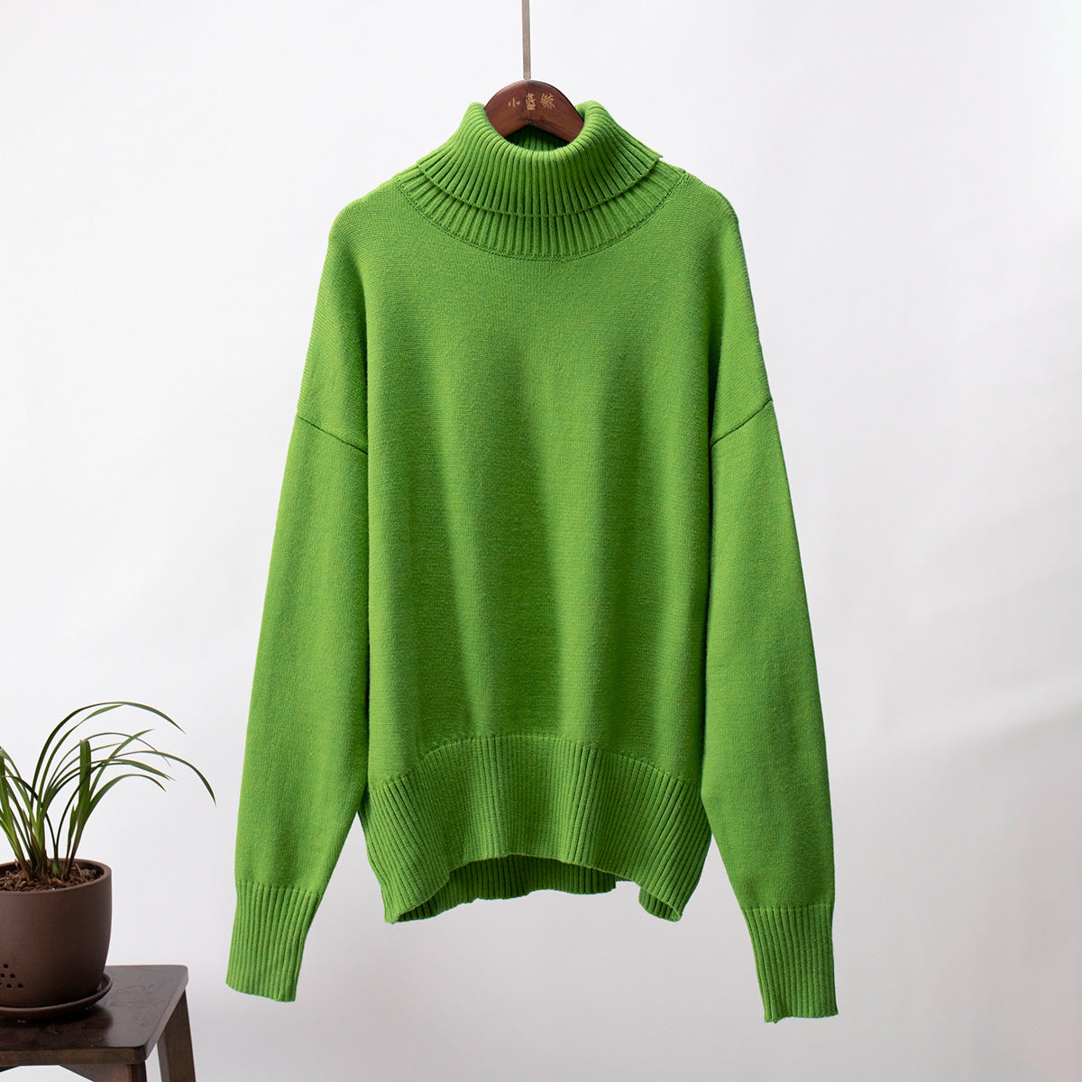 Pull col roulé uni féminin, à la mode et tout assorti.