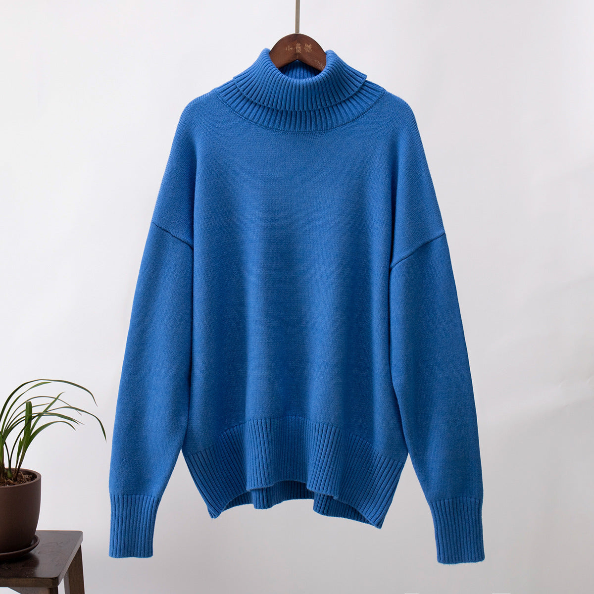 Pull col roulé uni féminin, à la mode et tout assorti.
