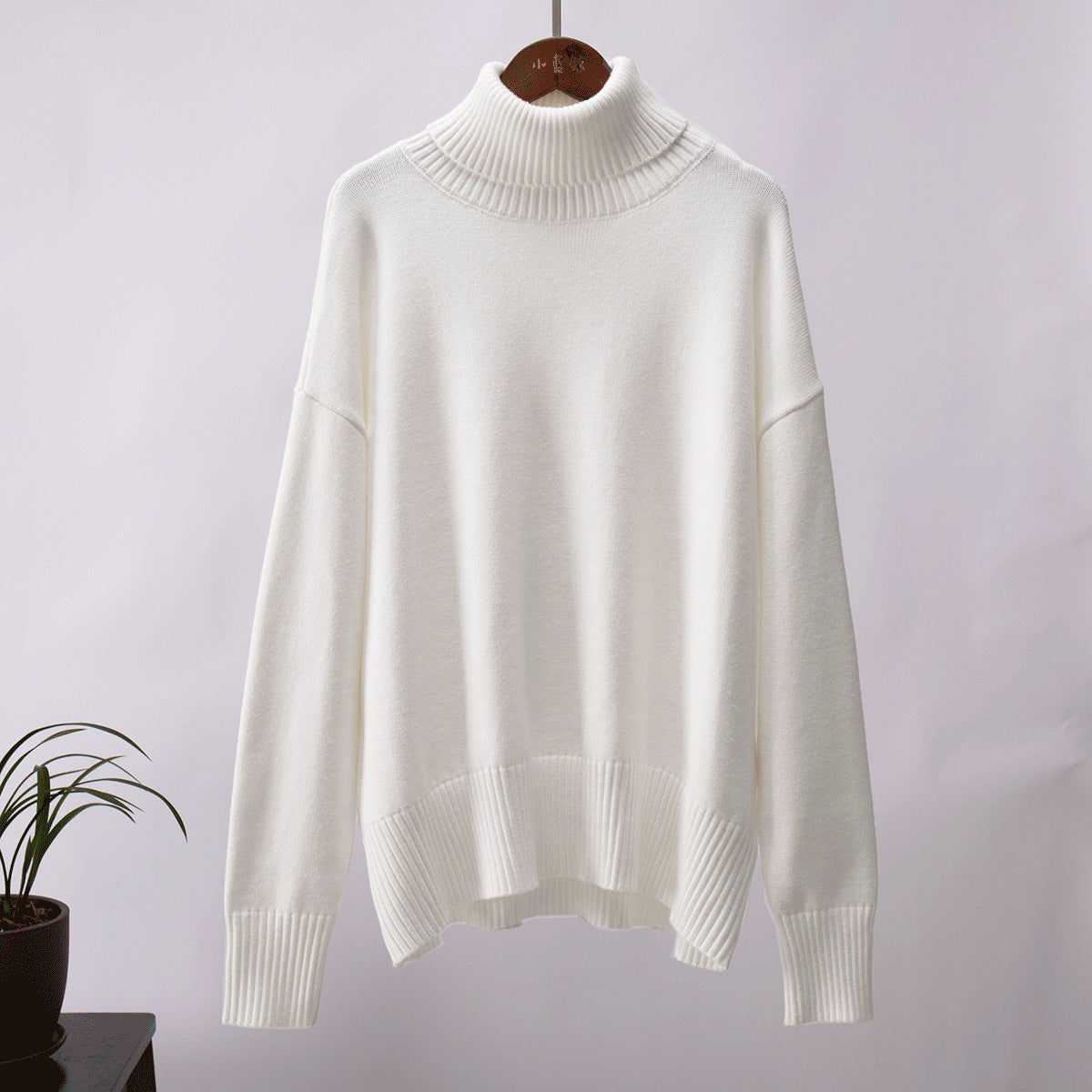 Pull col roulé uni féminin, à la mode et tout assorti.