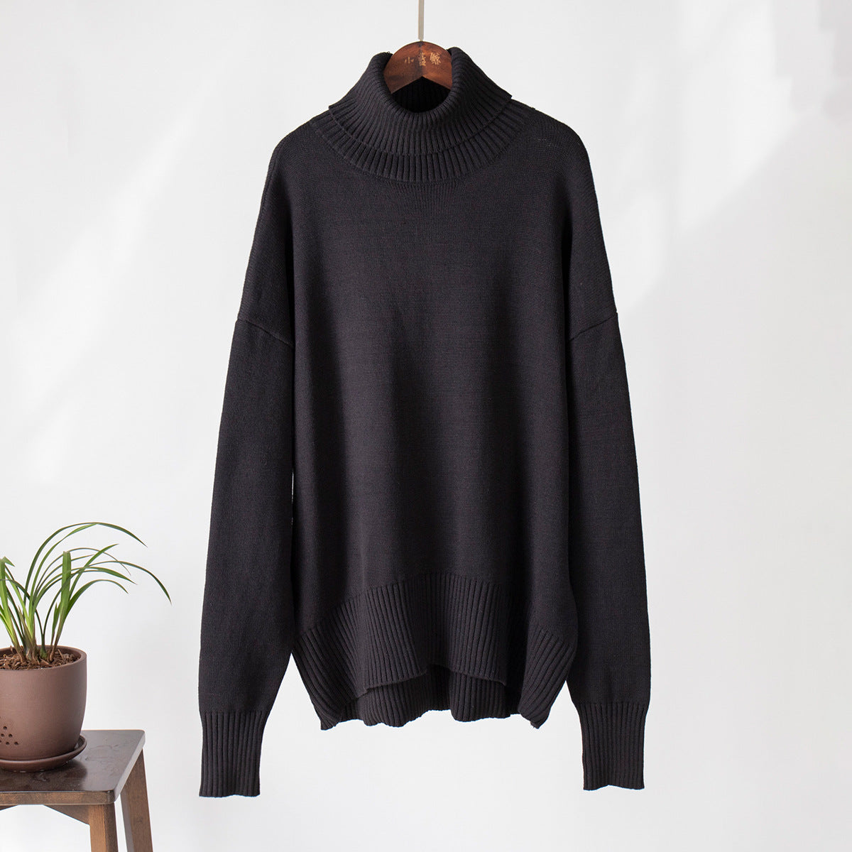 Pull col roulé uni féminin, à la mode et tout assorti.