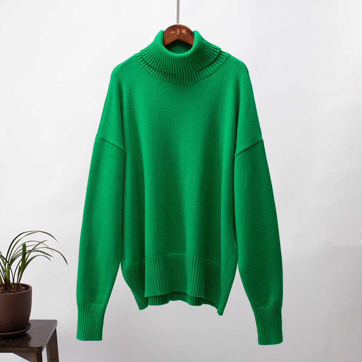 Pull col roulé uni féminin, à la mode et tout assorti.