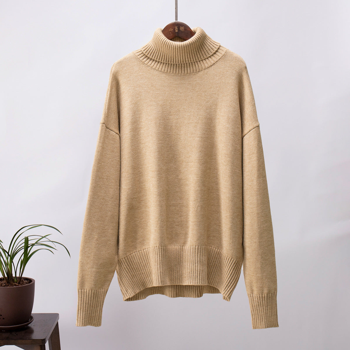Pull col roulé uni féminin, à la mode et tout assorti.