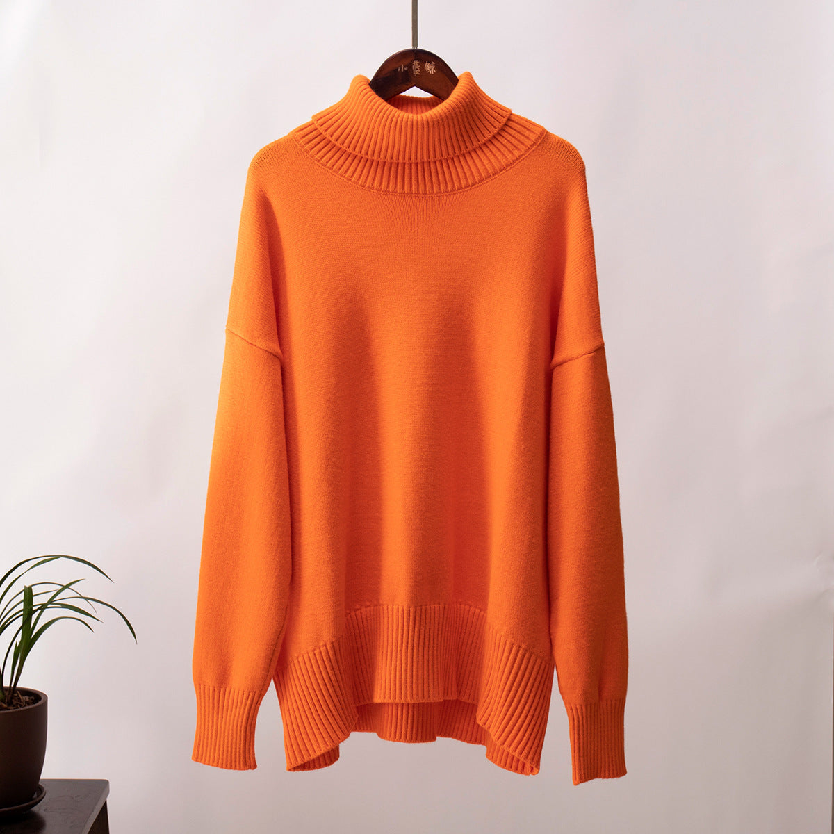 Pull col roulé uni féminin, à la mode et tout assorti.